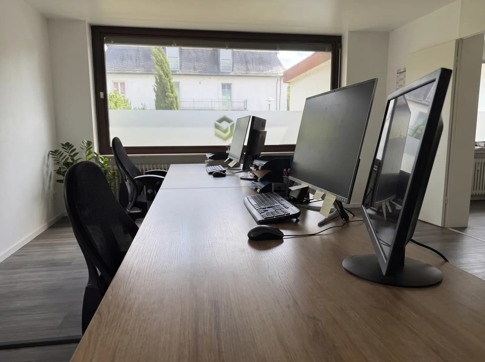 Büro der EMAK Business Consulting GmbH in Worms: zwei Arbeitsplätze mit Bildschirmen an der Fensterfront